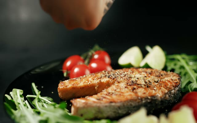 A meal photo a client sends to Evo SI: a plate of salmon, tomatoes and greens